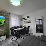 아파트 Exklusives Und Helles Erdgeschoss-apartment No 4 Im Zentrum Von Kassel, Schnelles 1gbit Internet, Geschirrspueler, Boxspringbetten *