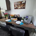 아파트 Exklusives Und Helles Erdgeschoss-apartment No 4 Im Zentrum Von Kassel, Schnelles 1gbit Internet, Geschirrspueler, Boxspringbetten *