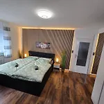 아파트 Exklusives Und Helles Erdgeschoss-apartment No 4 Im Zentrum Von Kassel, Schnelles 1gbit Internet, Geschirrspueler, Boxspringbetten